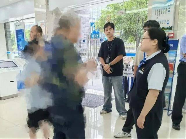 广西老人被深度洗脑半个月，坚持要买230万黄金！关键时刻......